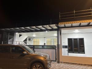 un coche aparcado delante de una casa en Lily's Homestay, en Jerantut 2 fotos más