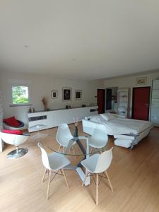 a bedroom with a bed and a table and chairs at studio in Assesse