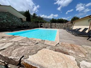 Bazén v ubytování Studio confortable avec piscine nebo v jeho okolí