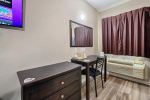 TV a/nebo společenská místnost v ubytování Hotel Dilley Grand