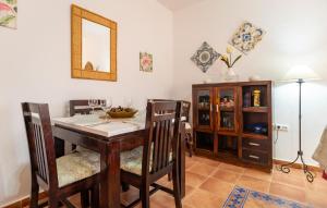 ein Esszimmer mit Tisch und Stühlen und einem Spiegel in der Unterkunft Awesome Home In Chiclana De La Fronter in Chiclana de la Frontera
