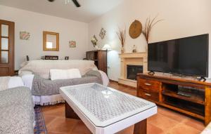 ein Wohnzimmer mit einem großen Flachbildfernseher in der Unterkunft Awesome Home In Chiclana De La Fronter in Chiclana de la Frontera