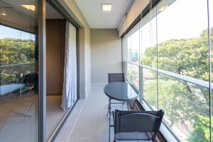 Habitación con mesa, sillas y ventanas grandes. en BHomy Caraibas, en São Paulo 37 fotos más