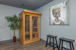 Zimmer mit einem Holzschrank und zwei Hockern in der Unterkunft Sweet Surrender by Eden Crest in Pigeon Forge