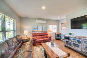 sala de estar con sofá de cuero y TV de pantalla plana en Pet-Friendly Moclips Home Walk to Mocrocks Beach!, en Moclips