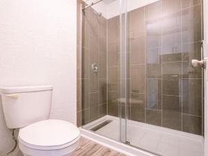 キシミーにあるLuxury Orlando 1BR Condo with Pool view & Next to Disneyのトイレとガラスのシャワー付きのバスルーム +25枚の写真