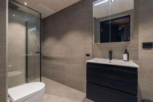 Ένα μπάνιο στο Mountain View Apartment - 205 +6 φωτογραφίες