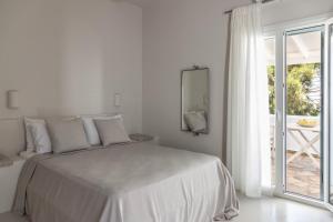 Кровать или кровати в номере Om Living Milos