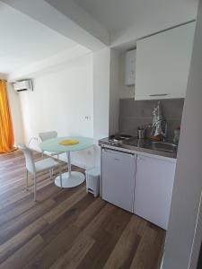 Kuchyň nebo kuchyňský kout v ubytování Apartmani Ribar