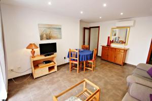 Telewizja i/lub zestaw kina domowego w obiekcie Xavier - oceanfront apartment with sea views in Calpe