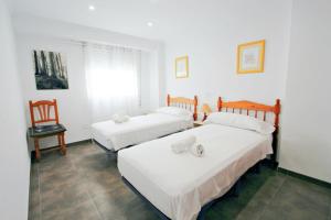 Łóżko lub łóżka w pokoju w obiekcie Xavier - oceanfront apartment with sea views in Calpe