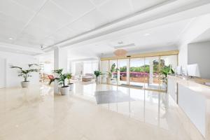 duży, biały pokój z doniczkami w obiekcie Hotel Ankaa - Adults Only w Porto Cristo