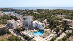widok z powietrza na ośrodek z basenem w obiekcie Hotel Ankaa - Adults Only w Porto Cristo