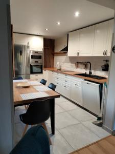 Kuchyňa alebo kuchynka v ubytovaní Apartament Rojka