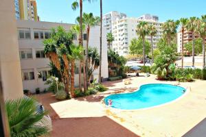 widok na basen przed budynkiem w obiekcie Xavier - oceanfront apartment with sea views in Calpe w mieście Calpe