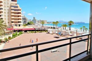 widok na plażę z balkonu budynku w obiekcie Xavier - oceanfront apartment with sea views in Calpe w mieście Calpe