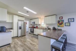 een grote keuken met witte kasten en een aanrecht bij Red Rooster Cottage in Freeport