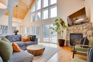 Χώρος καθιστικού στο '"Luxury Mountain Getaway'" Sauna, Hot Tub, Massage Chair, Pool Table