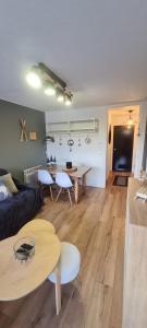 Kuchyň nebo kuchyňský kout v ubytování Le Flocon-Studio cabine-Balcon 4-6 Pers à 100m des pistes
