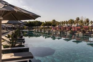 Bazén v ubytování Cali Resort & Spa Designed For Adults by Louis Hotels nebo v jeho okolí
