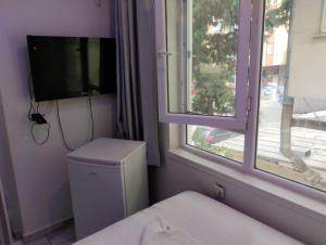 TV a/nebo společenská místnost v ubytování Atlas Pansıyon