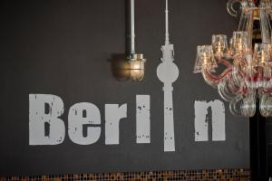 Um certificado, prêmio, placa ou outro documento exibido em Generator Berlin Alexanderplatz mais 37 fotos