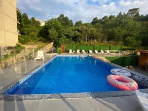 Bazén v ubytování nira hotel nebo v jeho okolí