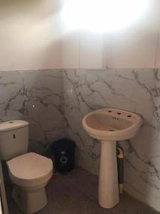 Koupelna v ubytování HOSTAL LAMAR BARU dónde Gertrudis
