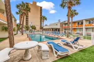マートルビーチにあるHoliday Shores Myrtle Beachのテーブルとラウンジチェアとテーブルのあるプール