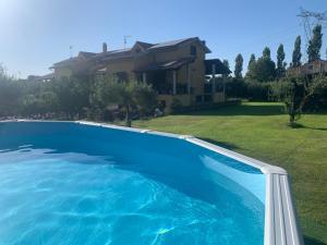 una piscina frente a una casa en La Rosa del lago, en Bracciano