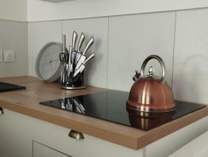 a tea kettle on a counter in a kitchen at gîte Couleur Cuivre in Cerdon
