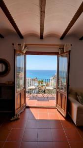 Una sala de estar con vista al mar. en Casa con vistas al mar en el Casco Antiguo de Altea, en Altea