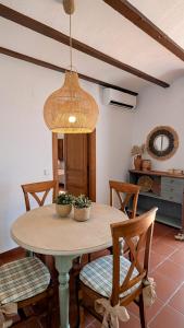 mesa de comedor con sillas y lámpara en Casa con vistas al mar en el Casco Antiguo de Altea, en Altea 16 fotos más