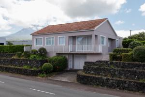 a small house with bushes and a street at Alojamento Raízes da Montanha RRAL 4596 in Madalena