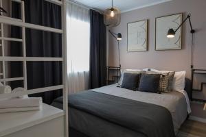 a bedroom with a bed and a window at Alojamento Raízes da Montanha RRAL 4596 in Madalena