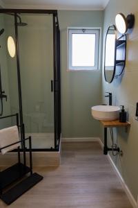 a bathroom with a sink and a mirror at Alojamento Raízes da Montanha RRAL 4596 in Madalena