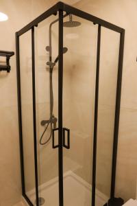 a shower with a glass enclosure in a room at Alojamento Raízes da Montanha RRAL 4596 in Madalena +29 photos