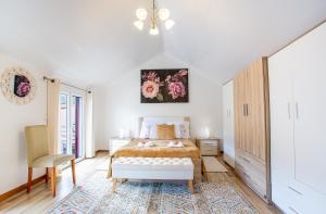 a bedroom with a bed and a table and a chair at Casa da Avó in Machico