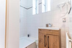 Et bad på Convenient 3-BR Shared Apt, 15 Min to Landstraße Hub