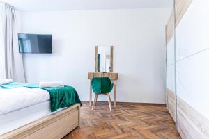En eller flere senger på et rom på Convenient 3-BR Shared Apt, 15 Min to Landstraße Hub