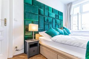 En eller flere senger på et rom på Convenient 3-BR Shared Apt, 15 Min to Landstraße Hub