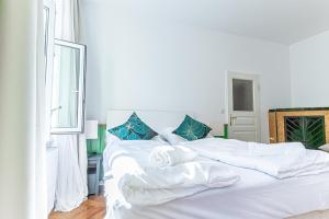 En eller flere senger på et rom på Convenient 3-BR Shared Apt, 15 Min to Landstraße Hub