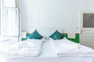 En eller flere senger på et rom på Convenient 3-BR Shared Apt, 15 Min to Landstraße Hub