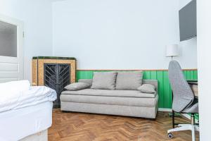 Et sittehjørne på Convenient 3-BR Shared Apt, 15 Min to Landstraße Hub