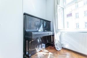 En TV eller et underholdningssystem på Convenient 3-BR Shared Apt, 15 Min to Landstraße Hub