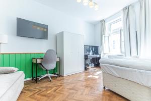 a bedroom with a bed and a desk and a chair at Convenient 3-BR Shared Apt, 15 Min to Landstraße Hub in Vienna