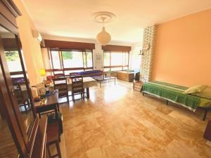 a living room with a bed and a table and chairs at Villa Cuten in Calco