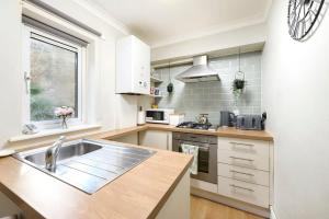 スラウにあるOne bedroom central Slough with parkingのシンクとカウンタートップのあるキッチン