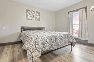 Katil atau katil-katil dalam bilik di Cozy 6BR 2 Bath close to Falls & Casino