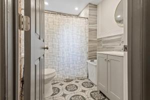 Bilik mandi di Cozy 6BR 2 Bath close to Falls & Casino